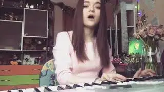 Поет красивая девушка. Росиия