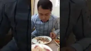 Казахи-едят-живых-осьминогов-в-Китае.