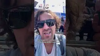 Почему мужики мажутся маслом и засовывают руки в штаны друг другу?