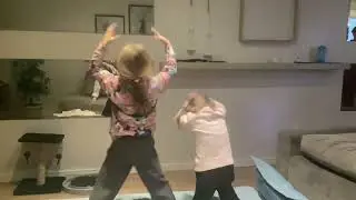 Minha.   Primas.    Rebolando