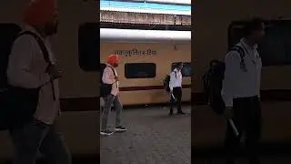 AC 2 Tier ( AC 2nd class )  Coach from inside ! एसी द्वितीय श्रेणी की बोगी!