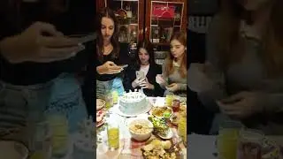Аня задувает свечи на торте.16 лет)✅ #Shorts
