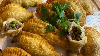 طريقة تحضير عجينة السمبوسة هشة ولذيذة سهلة التحضير وبدون ما تشرب زيت بمكونات بسيطة .