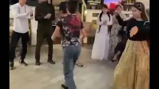МОЛОДОЙ ЧЕЧЕНЕЦ ОЧЕНЬ КРАСИВО ТАНЦУЕТ 😍😍😍
