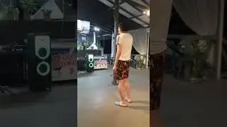 Я пою в караоке кафе