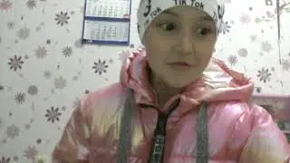 Вот   сумасшедшия    оделась   так   тепло!😮