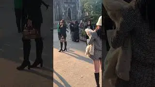 Cute Vietnamese girls take pics outside St Joseph’s, Hoan Kiem, Hanoi 