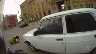 Мотоциклист отломал зеркало