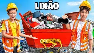 ELES PULARAM NO LIXÃO E ACHARAM UM ROBÔ