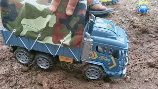 Bermain pasir...Truk Tentara,,,