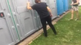 Lasqa зашел в общественный туалет
