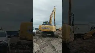 operator excavator long arm pc210 komatsu perbaiki jalan masuk workshop