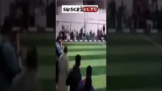 Quitando el balón modo Jackie Chan #shorts #shortsvideo #fotball #comedy