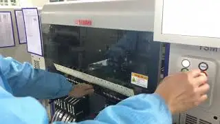 What is the inside of an SMT machine like? YAMAHA pick-and-place machine is running in IBE factory.