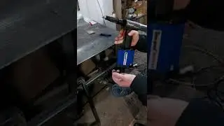 Пневмогидравлический заклепочник для резьбовых заклепок