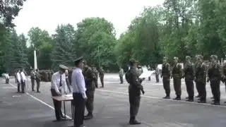 офицер спасает жизнь солдата во время присяги