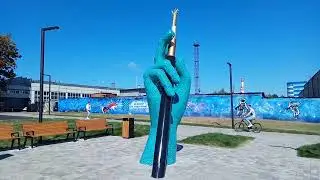 Памятник синяя рука убитого током Чуды-Юды (должок) держит кабель ОКБ КП (Мытищи)