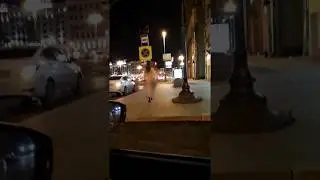 Голая девушка гуляет по тверской