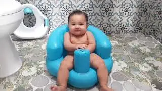 adik mandi sendirian di kamar mandi