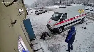 Лёд с крыши падает на голову мужчине в Санкт-Петербурге