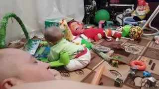 Папа спит, Алиса укусила папу за нос.