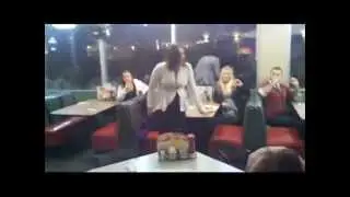 Pelea de mujeres en un restaurant 2 VS 1