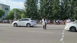 Молодожены на параде в День города в Благовещенске