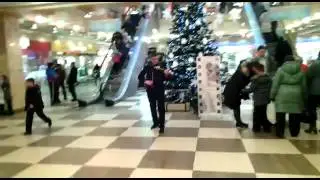 В ТЦ "XXI век" играет Артем Реутов