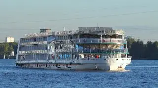 m/s Zolotoye Kolco in Action