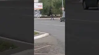 Возле СКК Оренбуржье ходит сумасшедшая девушка отмеряет шагами дорогу