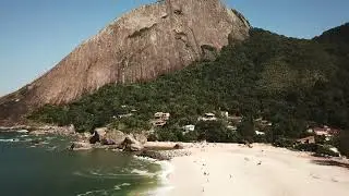 Drone sobre Itaipuaçu e Pedra do Elefante