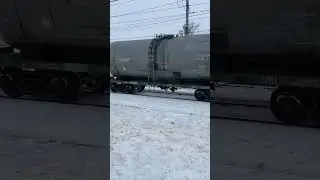 Мощный тепловоз с грузовым составом едет по станции с красивым звуком стука по рельсам 😎