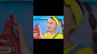 Сестра делает принцессу торт.