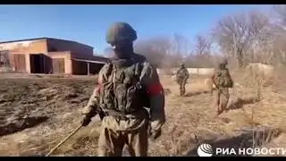 РосТВ в действии: сначала идёт оператор, следом - саперы, которые ищут мины😁 Клоуны, бл#ядь