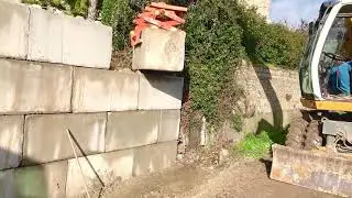Liebherr A314 mur bloc béton