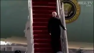 Джо Байдену не с первого раза удалось подняться на свой президентский борт