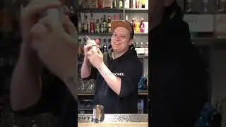 Ячменный айс-кофе из жженого ячменя с пеной из кокосового Nemoloko и соком черной смородины!