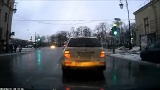 Нерешительный водитель мерседеса проехал на красный