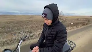 УЧУ ТИПА ИЗ ДЕРЕВНИ ВОДИТЬ МОПЕД