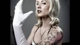Alternative Model Niki NIx