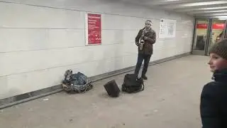 Собака-завывака подпела саксофонисту в московском метро и заработала денег