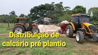Distribuindo o calcário antes do plantio de soja