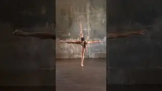 How bizarre and beautiful is this pose? 