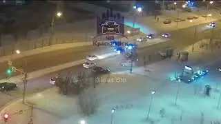 ДТП. В Красноярске водителя вынесло на встречную полосу
