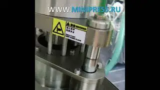 Automatic equipment for packing powder into gelatin capsules