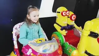 Варя с мамой идут в кинотеатр на мультик. Играют в игровые детские автоматы.