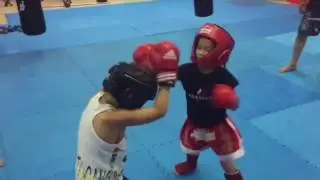 Девочка боксёр, муайтай. Арымбаева Ясмина 6 лет. Спарринги и соревнования.  Девочка против мальчика.