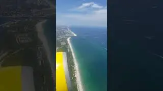 Под крылом самолёта о чём то поёт...