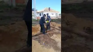 Бурение на глубину 2 метра, ручным мотобуром.