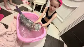 Milita washes the cat 🐈